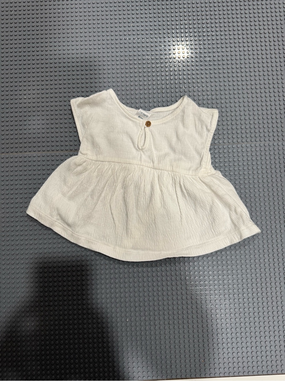 Carter’s sleeveless white top size 6month